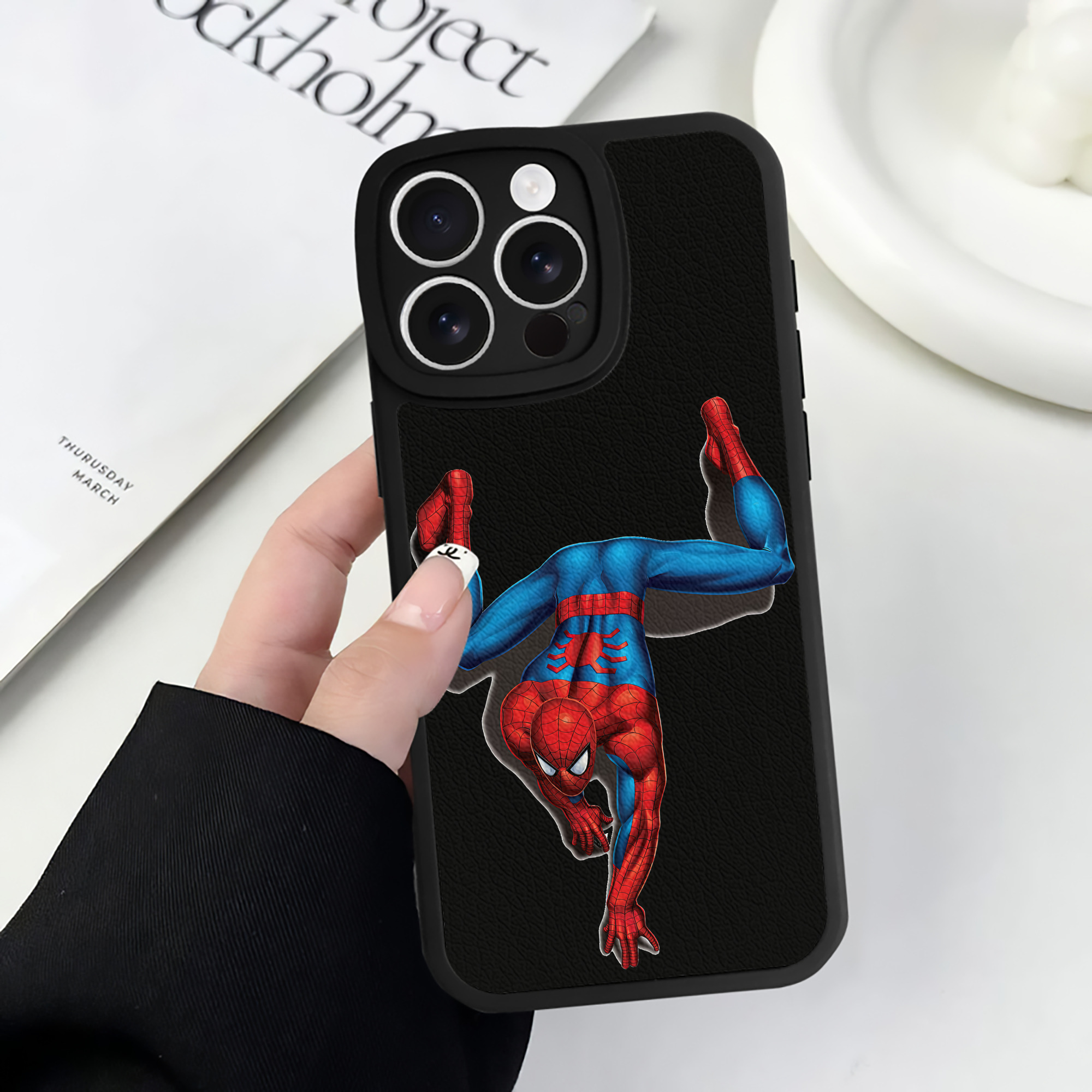 Spider Man スパイダーマン 【iPhone 16シリーズ対応】シリコンスマホケース（レザー調） 材質：シリコン